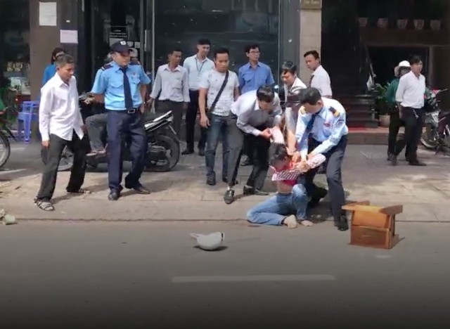 圖為民眾合力圍捕劫匪。（圖源：互聯網）