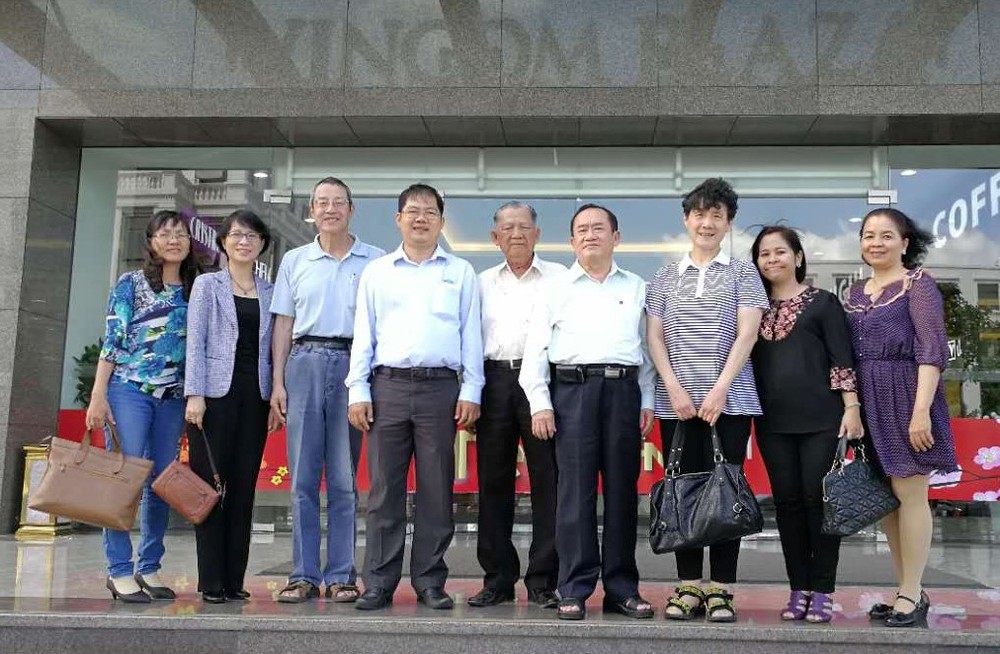 越南友好組織聯合會芹苴市會長黎氏清江會長(右二)、市越中友協主席和華文教育輔助會主席吳國俊(右四)等友人與我們在一起。