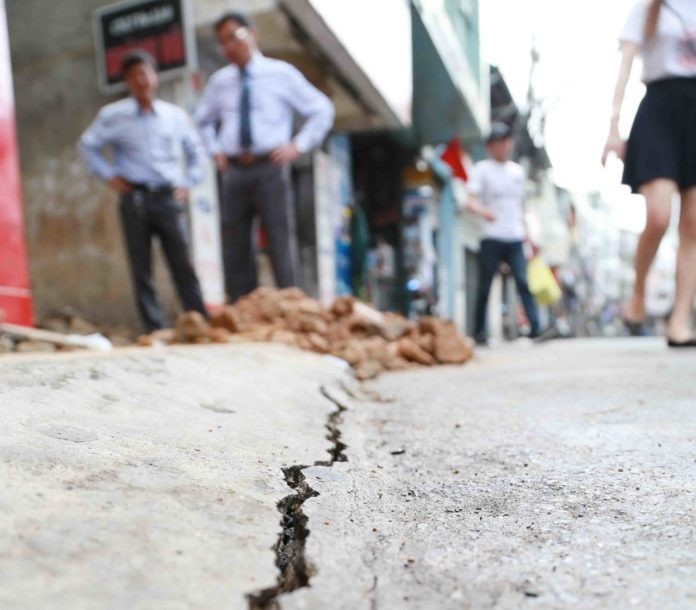 大勒市阮文追街上呈現一條長裂陷狀況。(圖源:年輕報)