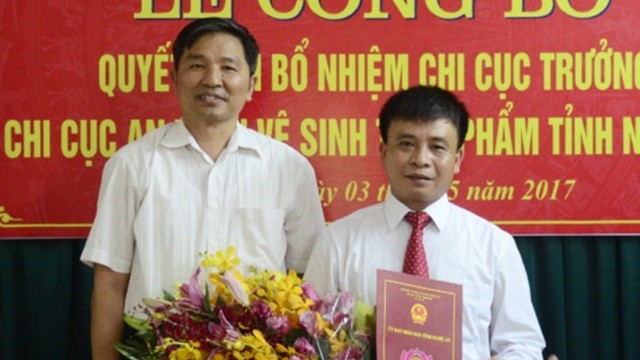 右為乂安省食品衛生安全分局長周仲莊。（圖源：乂安網報）