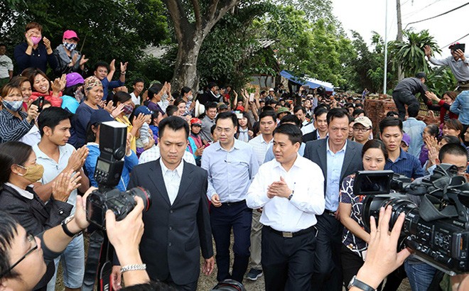河內市人委會主席阮德鍾探訪同心鄉,並就土地糾紛問題與當地人民進行直接對話。(圖源:尹晉)
