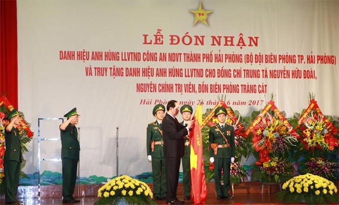 國家主席陳大光授予海防市邊防部隊“人民武裝力量英雄”稱號。（圖片來源：人民代表電子報）