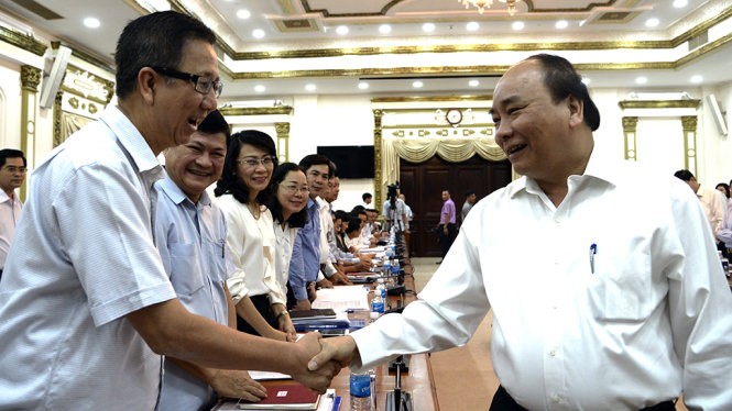 政府總理阮春福與各位代表交流。(圖源：自忠)