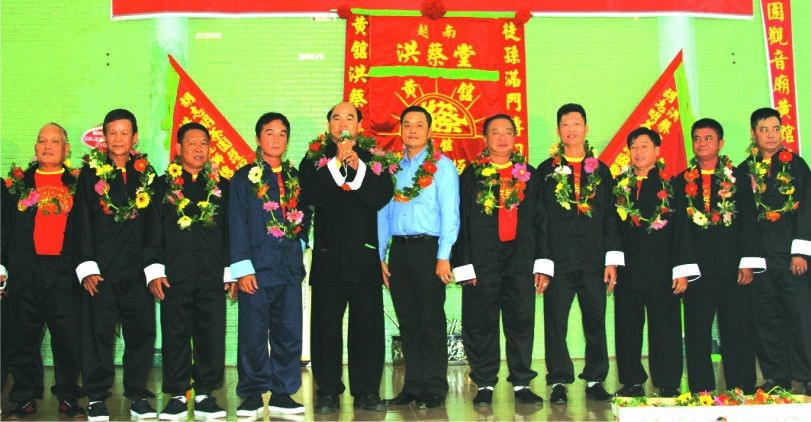 黃館洪蔡堂龍獅團總館理事會總會長 張恆祥(左五)與各理事合照。