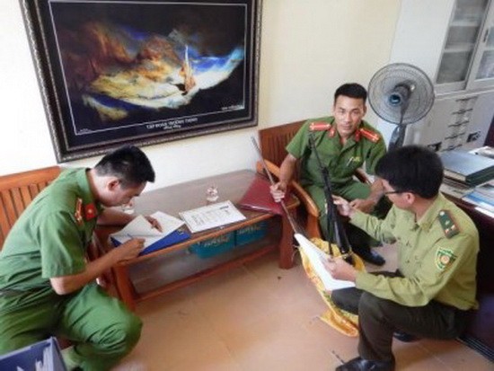 林檢員將該把手槍贓物案卷移交給布澤縣公安，以進一步配合追查。（圖源：VQG）