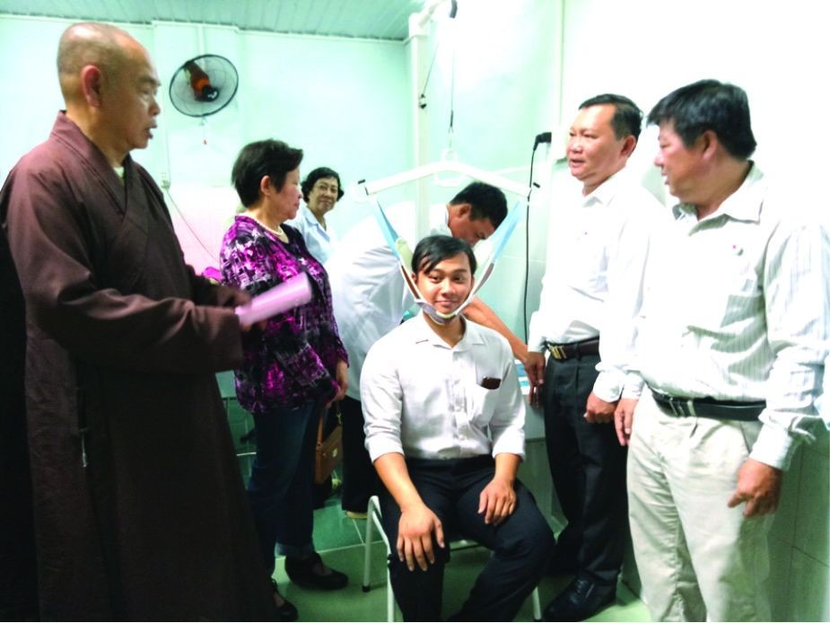 慈善診所正試行操作醫療設備。(圖源：愛心)