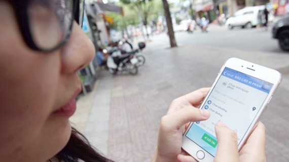 居民在使用平盛郡所編程的都市違規管理應用程式。（圖源：奇林）