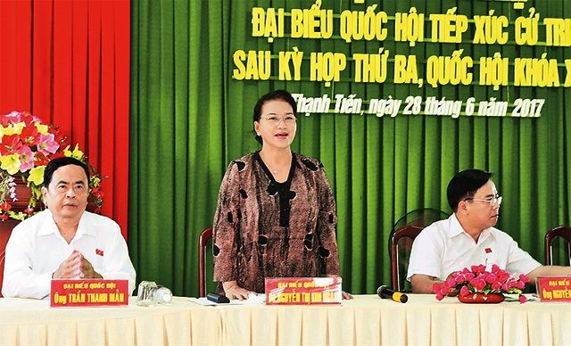 國會主席阮氏金銀與芹苴市永盛縣盛進鄉選民接觸。（圖源：仲德/越通社）