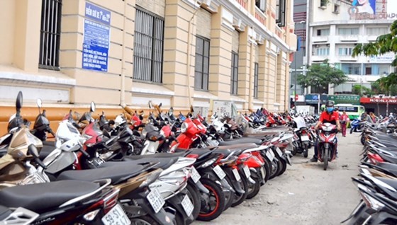 本市須徵用人行道來存車，從而被多人利用收取高存車費。(圖源：MP)