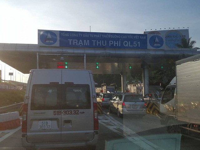 本月18日上午，車輛在隆城縣區域的胡志明市-隆城-油曳高速收費站前排長龍。（資料圖來源：阮文志）