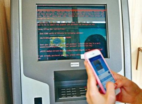 烏克蘭國有銀行Oschadbank在基輔的一個付款機出現勒索訊息。(圖源:互聯網)