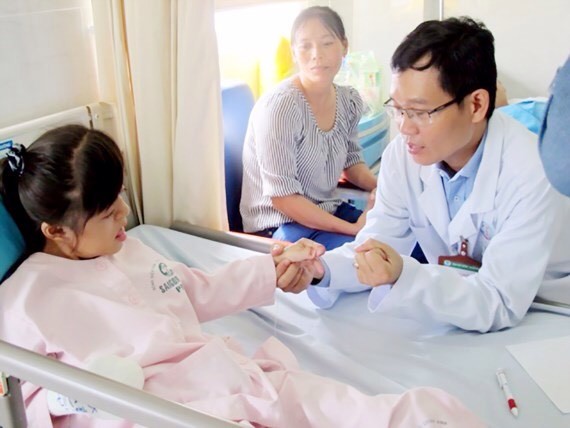 阮春英醫生與明英小妹妺。