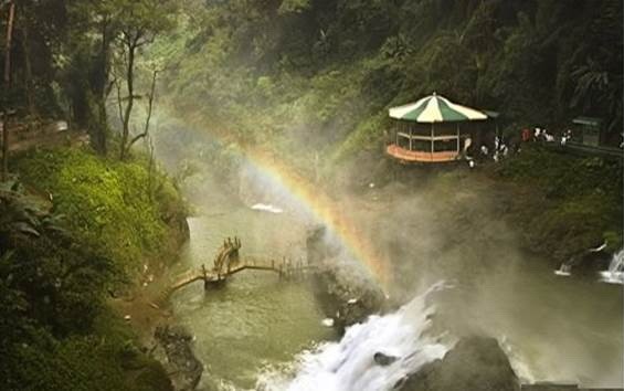 瀑布下方顯彩虹。（圖源：互聯網）