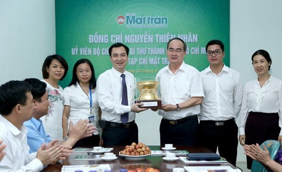 市委書記阮善仁看望《陣線雜誌》。（圖源：TA）