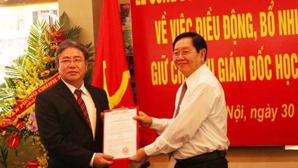 內務部黨幹事處書記、部長黎永新(右)在儀式上，向鄧春歡同志頒授國家行政學院院長職務委任決定。