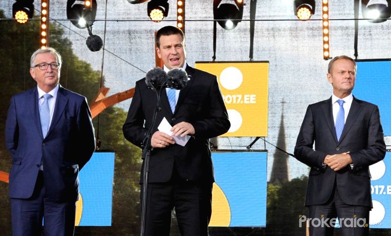 6月29日，在愛沙尼亞首都塔林，愛沙尼亞總理拉塔斯（中）、歐盟委員會主席容克（左）和歐洲理事會主席圖斯克出席活動開幕式。(圖源：互聯網)