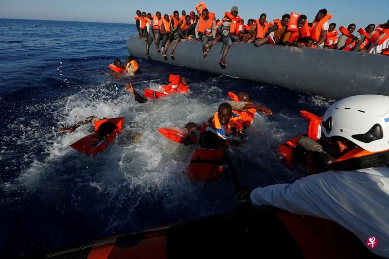 意大利是許多非洲移民前往歐洲的主要目的地，幾乎每天都有人湧入，讓該國無法承受。(圖源：路透社)