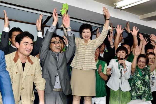 東京都知事小池百合子(中)。（圖源：互聯網）