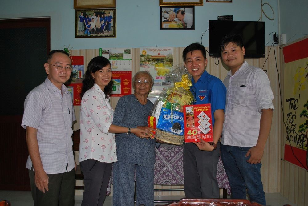 本報工會與共青團代表向顏氏喜大娘敬送禮物。