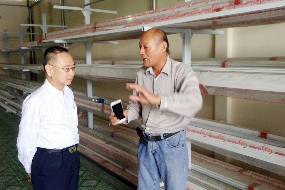 姬登興先生(右)向本報副主編范興介紹 拓展市場的情況。(資料圖源：仁建)