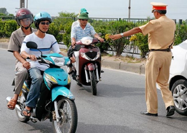本市交警勒令違反交規者停車檢查。(圖源：互聯網)