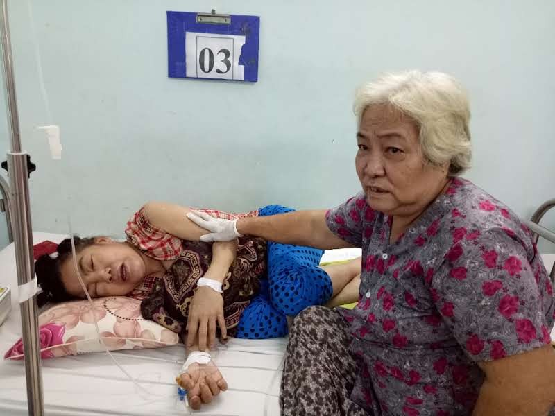 余婆婆守候著患重病的女兒。