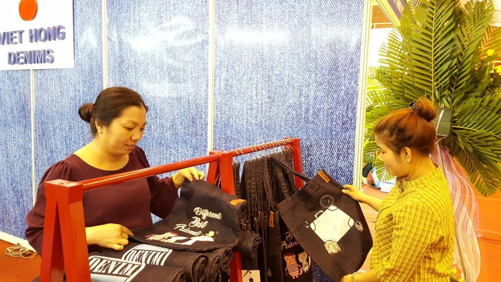 消費者選購華人企業越鴻公司的牛仔布袋。（資料圖源：曉東）