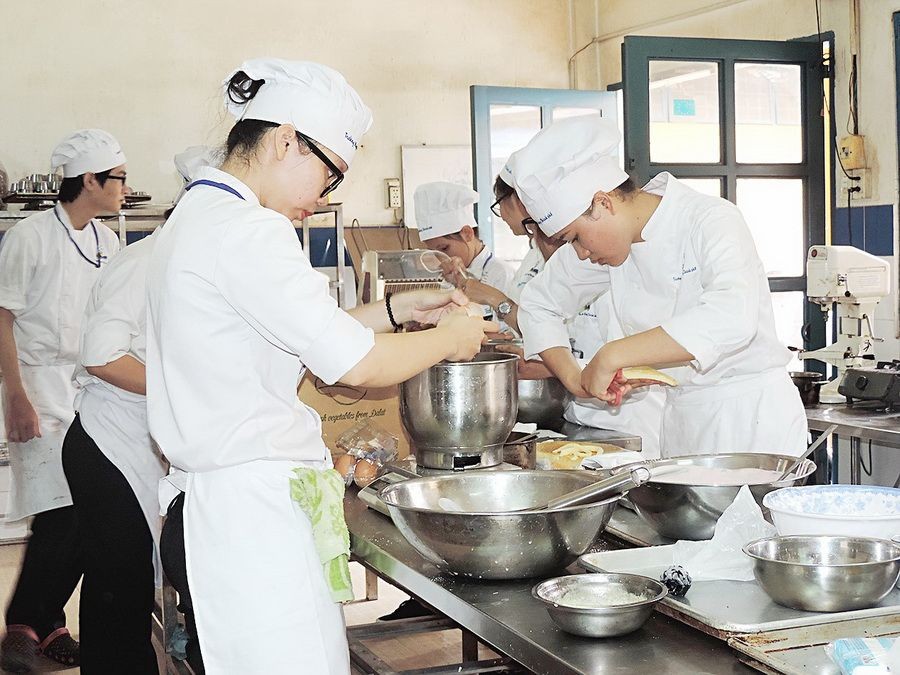 在市酒店業務學校免費學藝。