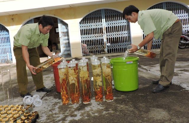崑嵩省職能力量在銷毀來歷不明藥酒。（資料圖源：范煌）