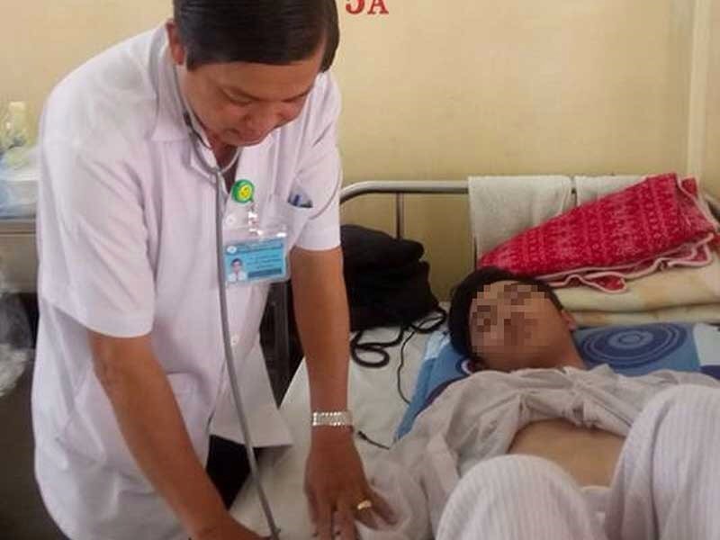 醫生正照料登革出血熱病人。