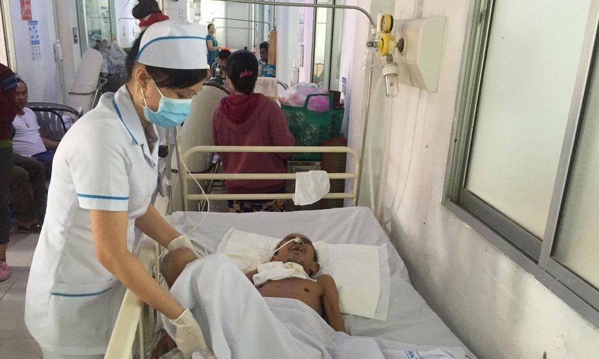 市守德郡醫院護士在照料「無名」病人。（示意圖來源：T.Mạnh）