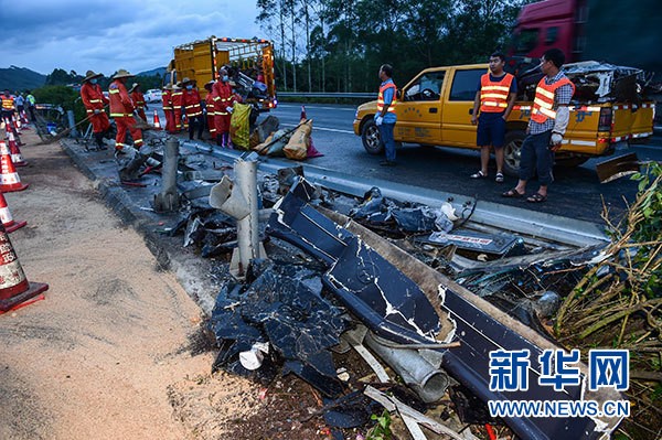 廣州至河源高速公路龍門段發生一起客車翻車事故，造成19人死亡，多人受傷。路政部門工作人員在清理事故現場。（圖源：新華網）