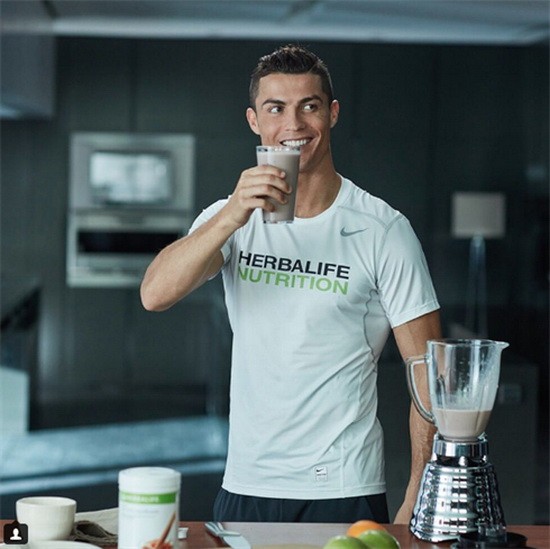 Ｃ羅廣告照。（圖源：互聯網）