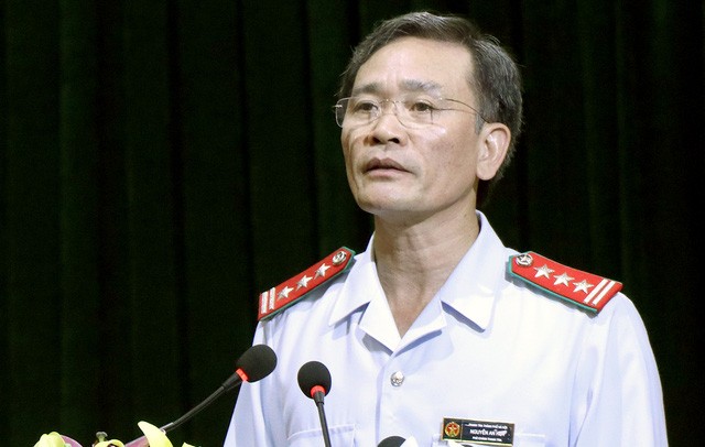 河內市監察署副署長阮安輝在會議上發表了關於“廟門”機場土地的監察結論草案。（圖源：民智報）