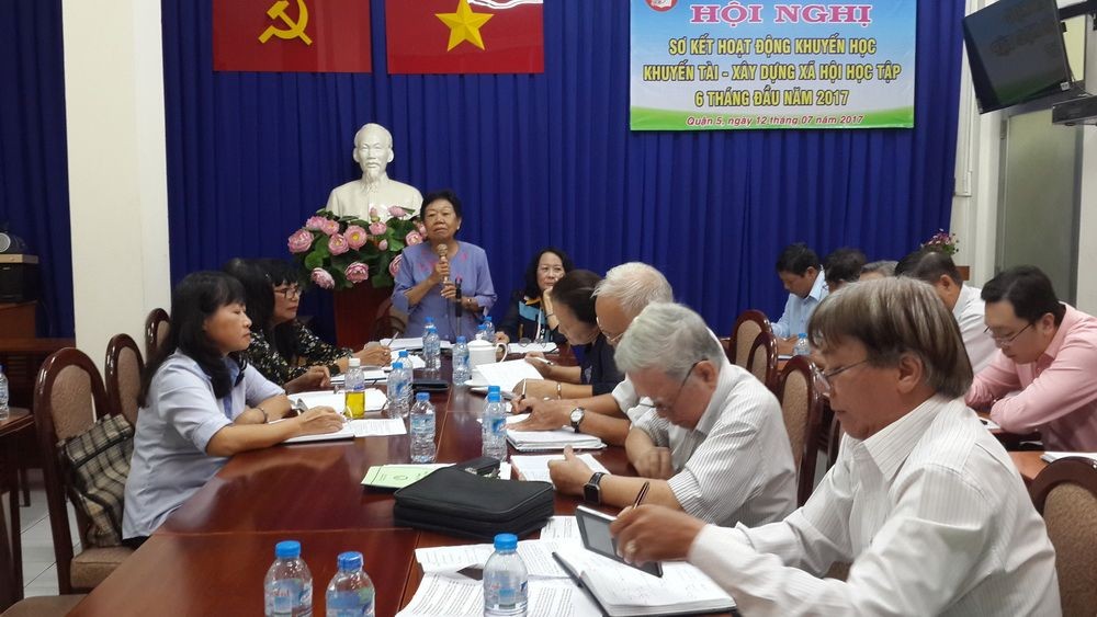 李金梅主席在會上介紹勵學會活動。（圖源：海韻）