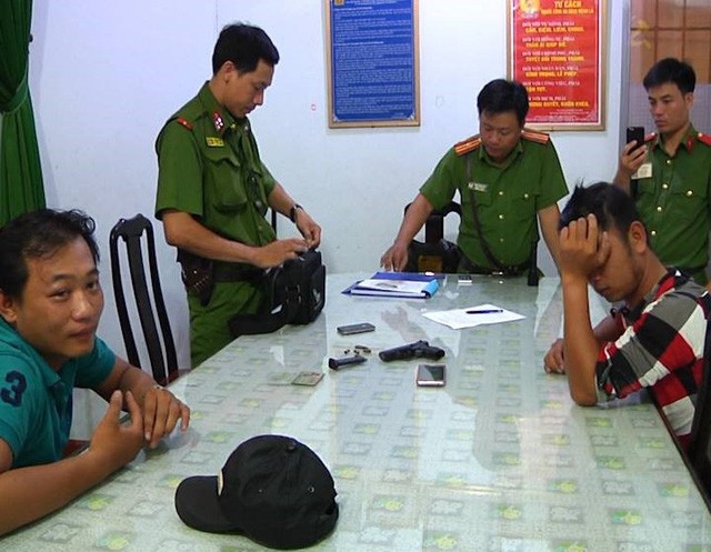 被押送到派出所查詢的2名當事人。（圖源：互聯網）