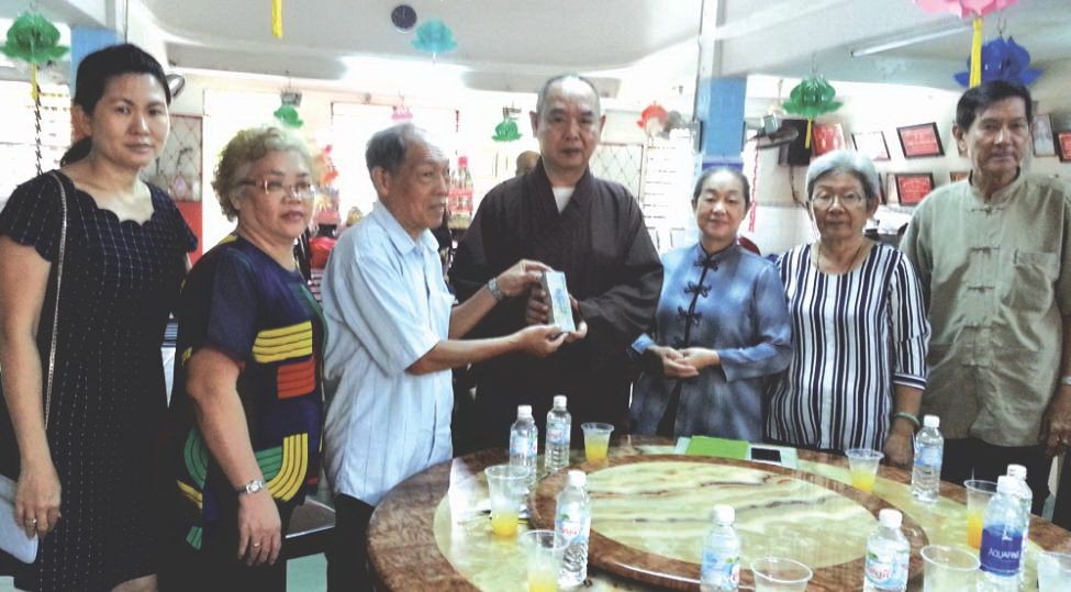 各熱心人士向龍華寺捐贈善款。（資料圖源：陳 昕）