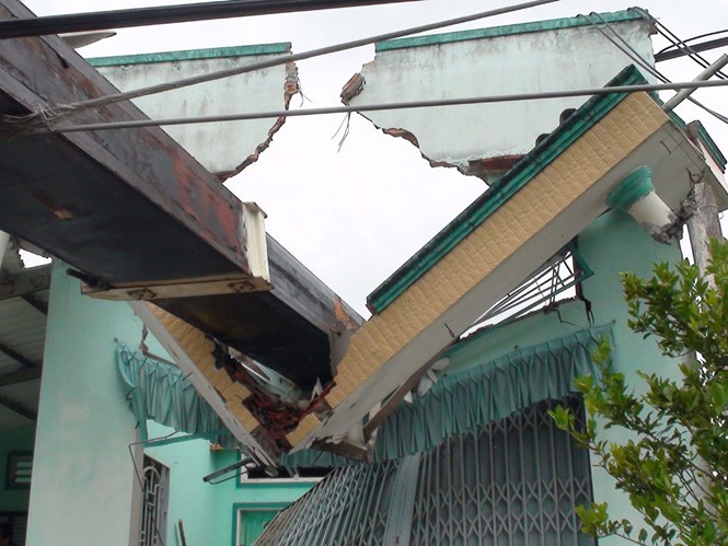 起重車吊杆掉落壓塌民房。（圖源：清德）