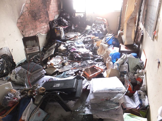 圖為火勢撲滅後的現場，許多重要文件被燒焦。（圖源：黎郎）