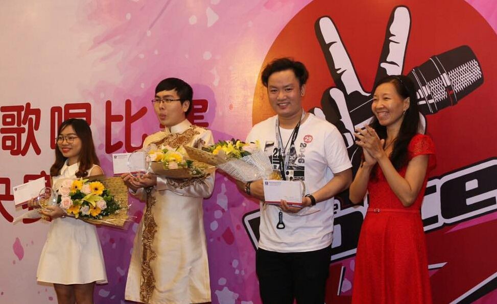 校長林珮玲（右一）頒獎給獲獎學生。（圖源：海韻）