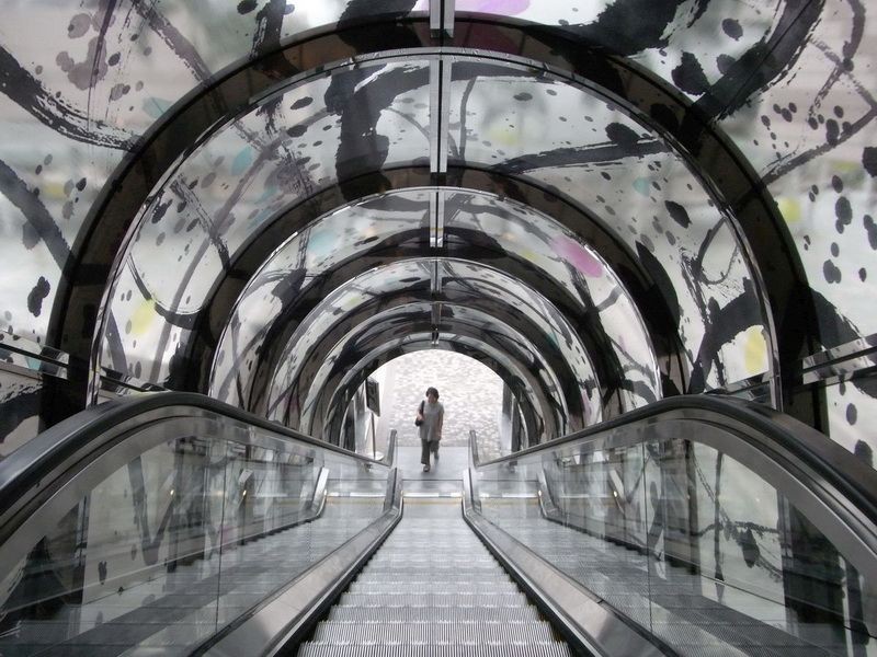 被裝飾上吳冠中畫家繪畫圖樣的電梯頂棚。(圖源：吳冠中)