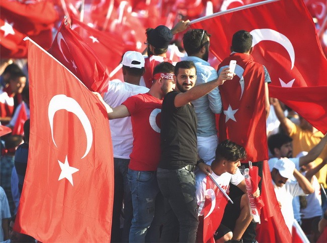 民眾參加未遂軍事政變一週年集會活動。(圖源：互聯網)