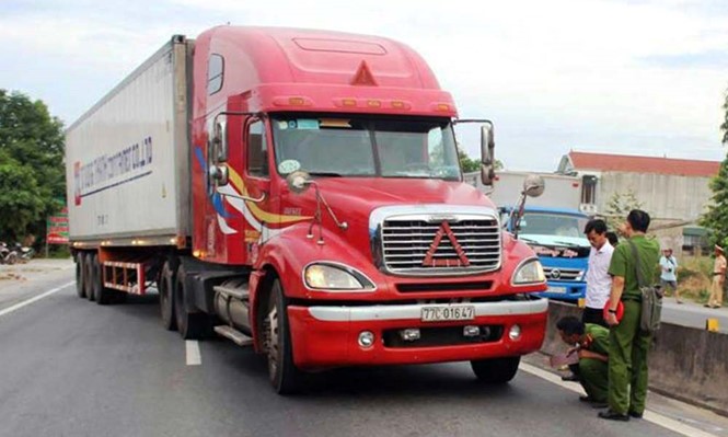 河靖省交警正暫時扣押違規的集裝箱車。