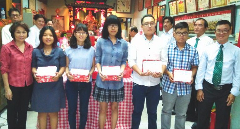 理事長關貴鴻（右一）及第十郡勵學會副主席劉氏理向大學生頒獎後合照。(圖源：金戈)