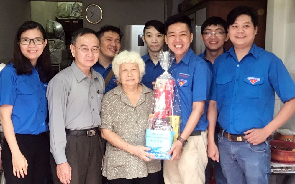 國會主席晉謁廣南省烈士陵園 ảnh 1