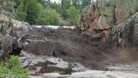 山洪暴發後現場佈滿泥濘。（圖源：互聯網）