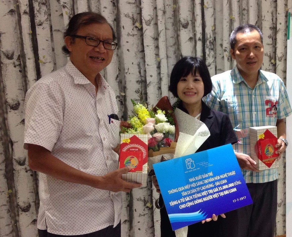 年輕人出版社代表向陳琳鳳贈書。