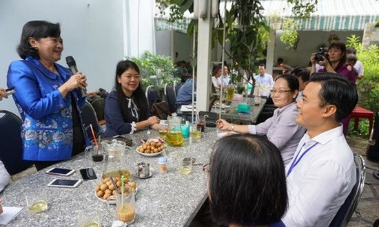 市委宣教處主任申氏舒在與媒體定期聚會中交流意見。（圖源：互聯網）