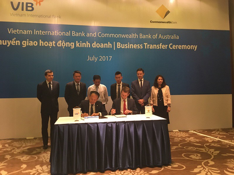 國際銀行（VIB）與澳大利亞聯邦銀行（CBA）正式簽訂商務轉交。（圖源：Financeplus.vn）