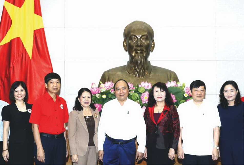 政府總理阮春福與紅十字會幹部合影。(圖源：越通社)